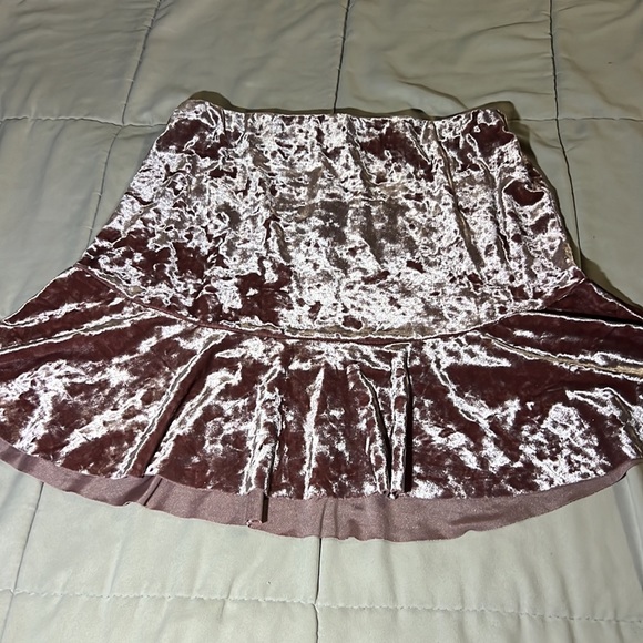Pink velvet ruffle bottom skirt in size large from SOCIALITE - Picture 2 of 2